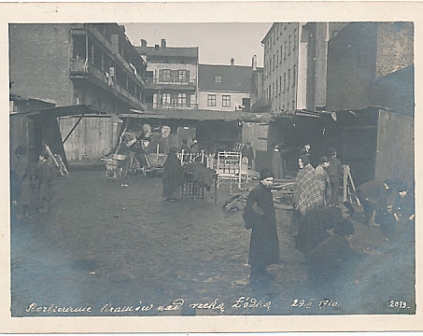 Łódź Żydzi rozbieranie straganów nad rzeką Łódką 1916r